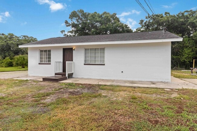 Building Photo - Beautifully Renovated 3/1 Home with Modern Finishes