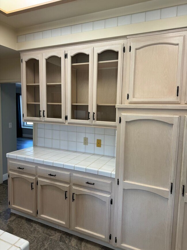 Building Photo - 3 bedroom 2 bath home in The Oaks