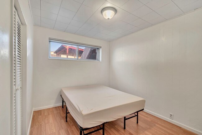Building Photo - Spacious 4-Bed Unfurnished Home
