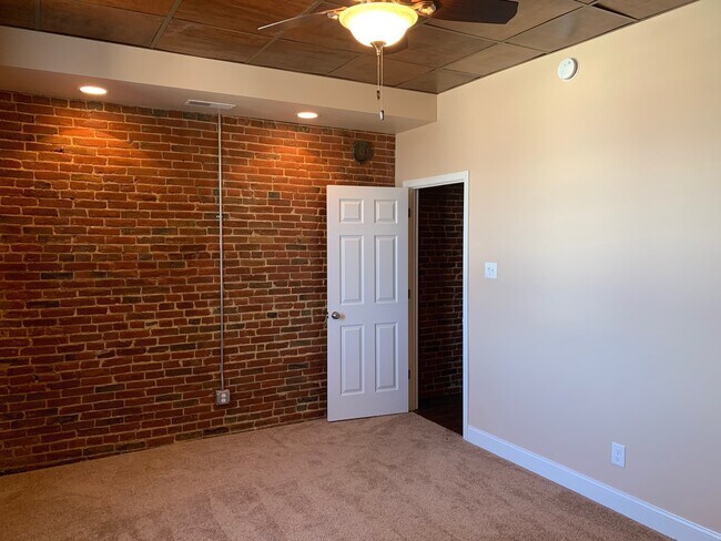 Building Photo - 405 Hampshire St