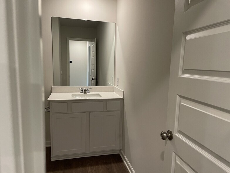 Building Photo - 681 Birdie Dr