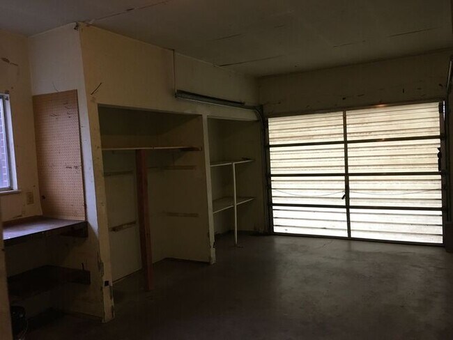 Building Photo - 2 Bed, 1.5 Bath Duplex for Rent in Fort Co...