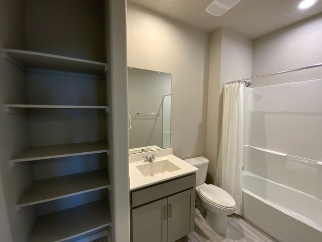 Building Photo - 3 Bedroom Single Story Home Available Near...