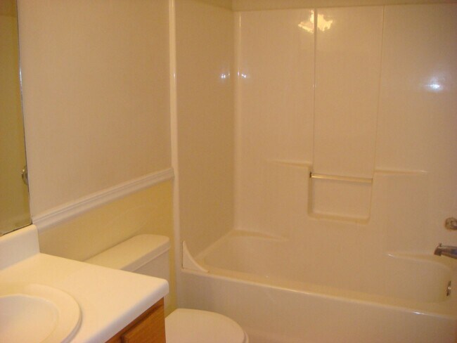 Building Photo - Charming 2 Bed, 1.5 Bath Rental in a Convenient Location