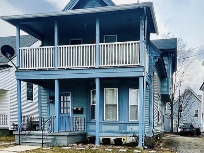 Building Photo - 384 Belmont St