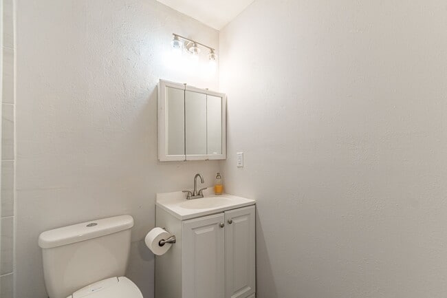 Building Photo - 409 Aero Ave