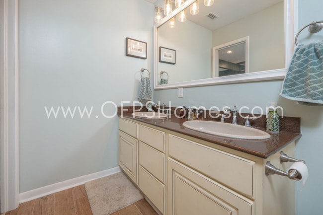 Building Photo - Bayou-Front Home w/ Dock