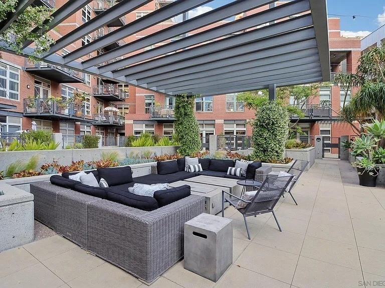 community area (2nd floor) - 877 Island Ave