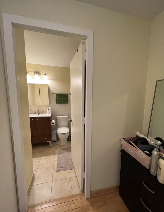 bath entrance with nook - 899 S Plymouth Ct