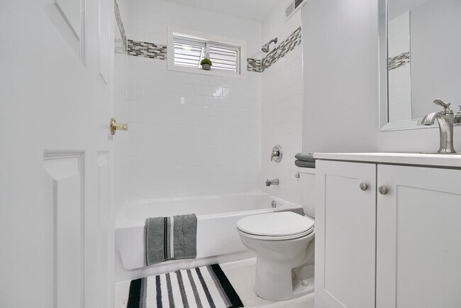 Building Photo - Spacious Townhome 3Bed/2Bath in Dundalk