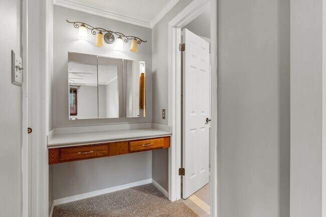 Building Photo - Spacious 4 Bed 2.5 Bath Home Located in North Hills School District - Available September 1st!