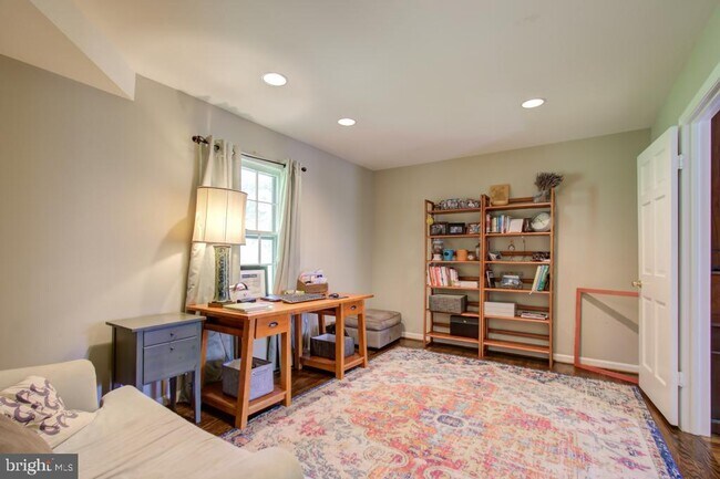 Building Photo - 9004 Levelle Dr