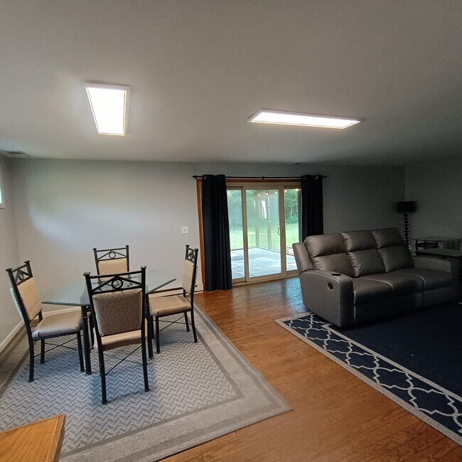 Building Photo - 926 Cedar Dr