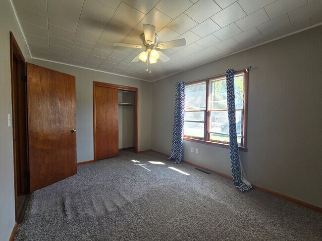 Building Photo - 3 bed 1 bath in Tecumseh!