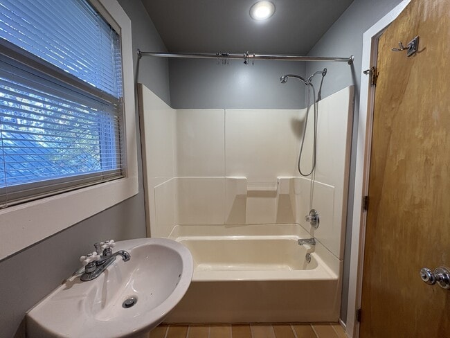 Building Photo - 1275 SW College St