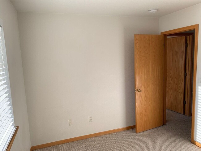 Building Photo - Nice Townhome in Central Loveland