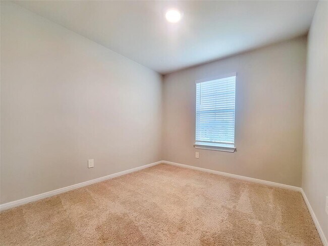 Building Photo - 125 Solitude Dr