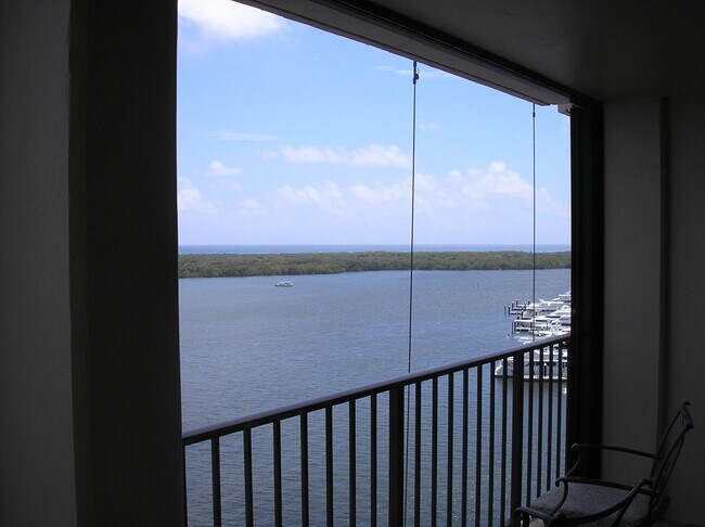 Building Photo - 130 Lakeshore Dr