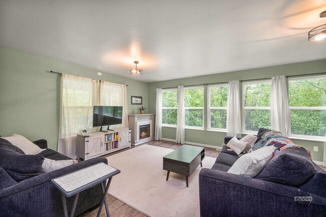 Building Photo - Charming Palmer Home!
