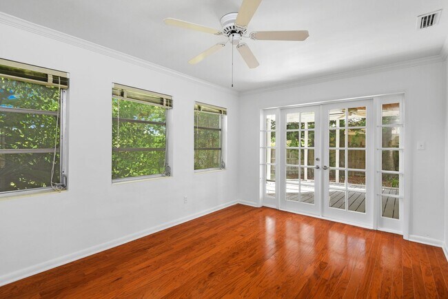 Building Photo - 2107 Brookview Dr