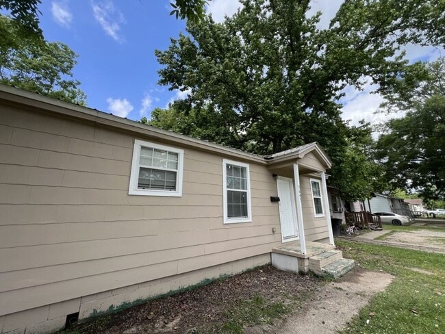 Building Photo - 3-Bedroom Home with Hardwood Floors & Open Living Space – Deposit Alternative Available!