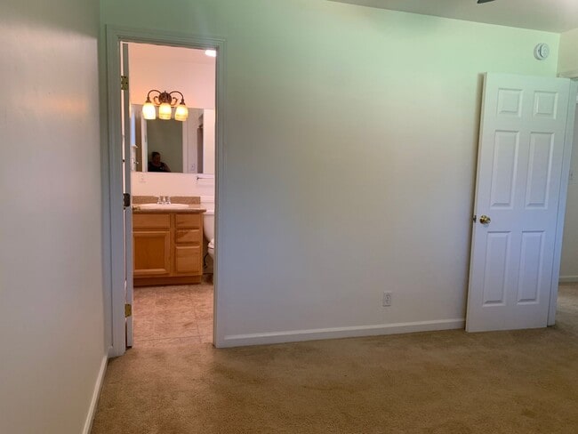 Building Photo - 3 bedroom 2 bath home with HUGE yard in Orangevale