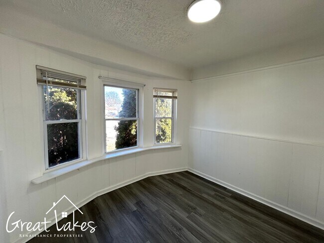 Building Photo - Stunning 3 Bedroom 1 Bathroom now available for rent