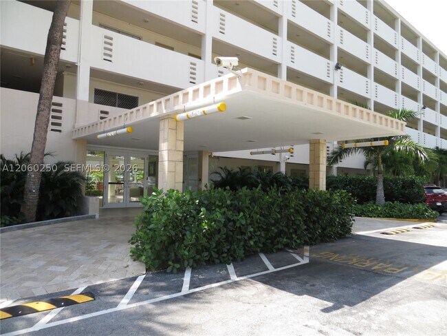 Building Photo - 220 Kings Point Dr