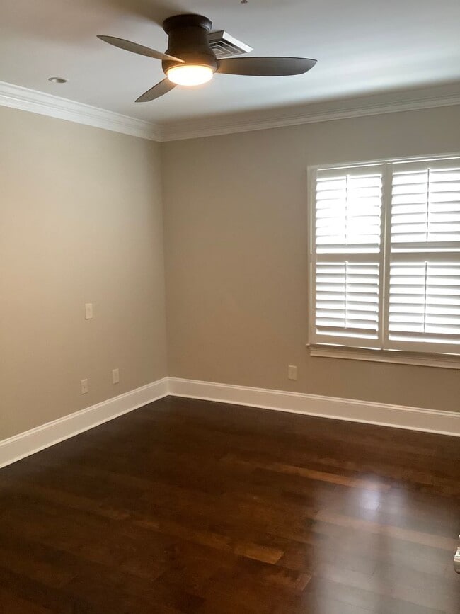 Building Photo - Newly Renovated! Music Row Gated Condo