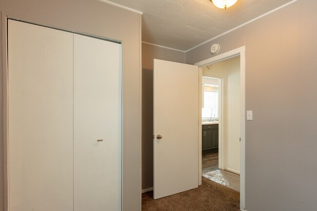 Building Photo - 327 Fairlawn Dr