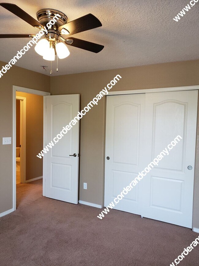 Building Photo - Gorgeous & Large 3 Bedroom, 2.5 Bathroom, ...