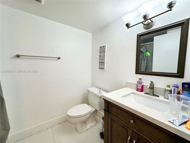 Building Photo - 9427 Fontainebleau Blvd