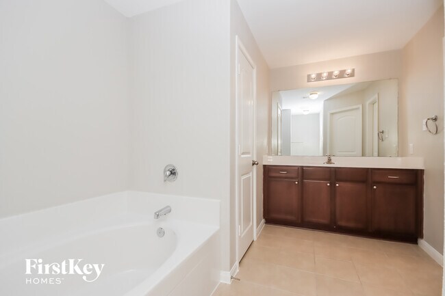 Building Photo - 15406 River Ends Dr