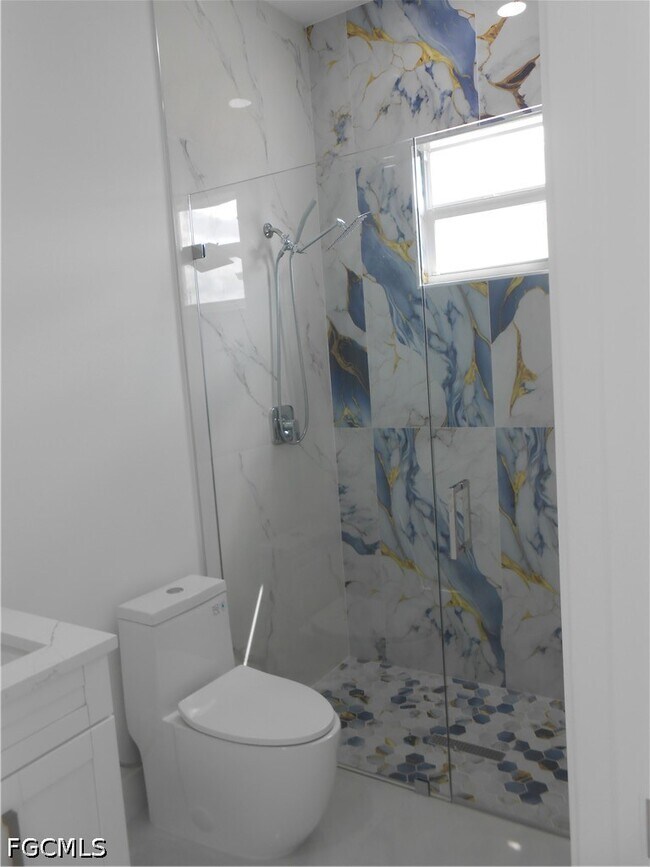 Building Photo - 320 Poplar St