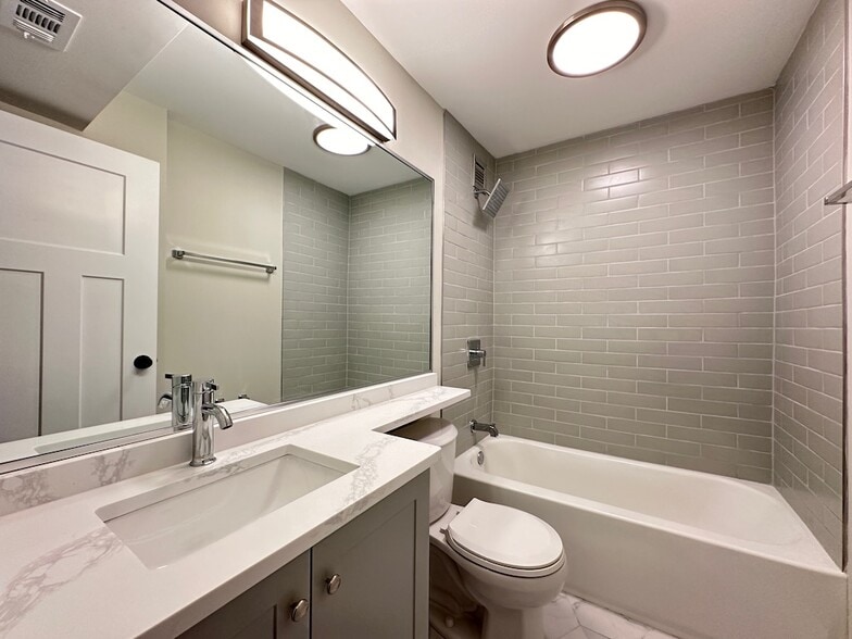 Building Photo - 1225 N LaSalle St