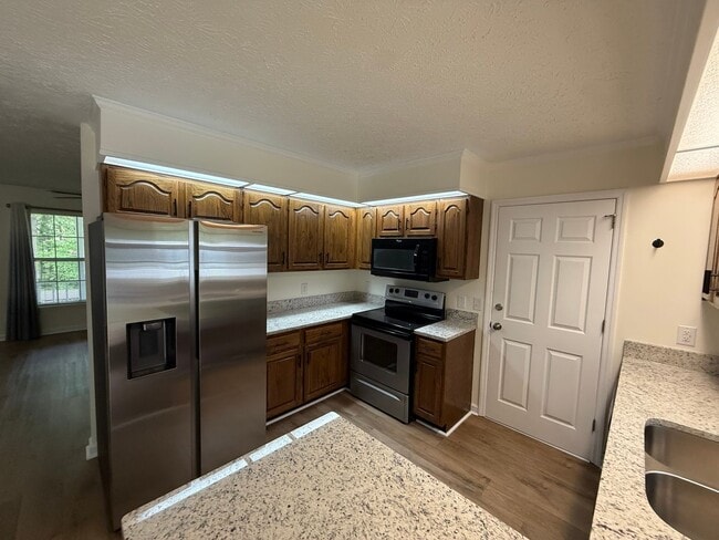 Building Photo - 3 Bed 2 Bath Home near Luther Lake