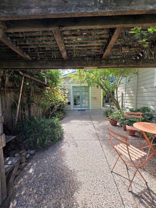 Building Photo - West Side Petaluma Garden Gem - 1 bed 1 bath