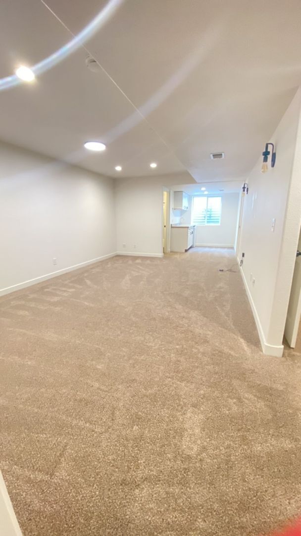 Building Photo - Spacious home in a Prime Location-6-month ...