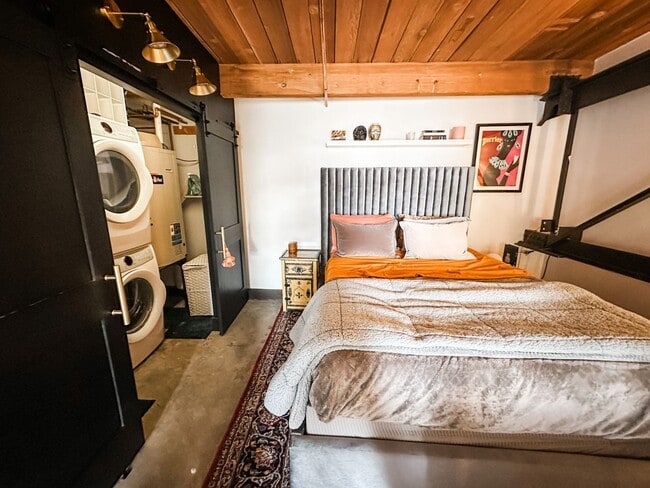 Building Photo - Gorgeous one bedroom one bathroom Denver Loft