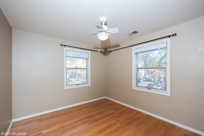 Building Photo - 702 S Lytle St