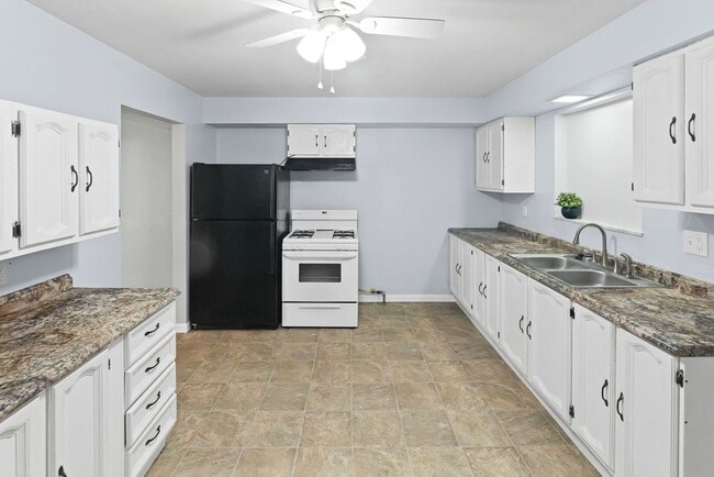 Building Photo - 113 E Apple St