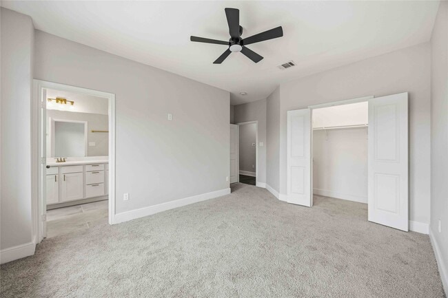 Building Photo - 2207 Des Chaumes St