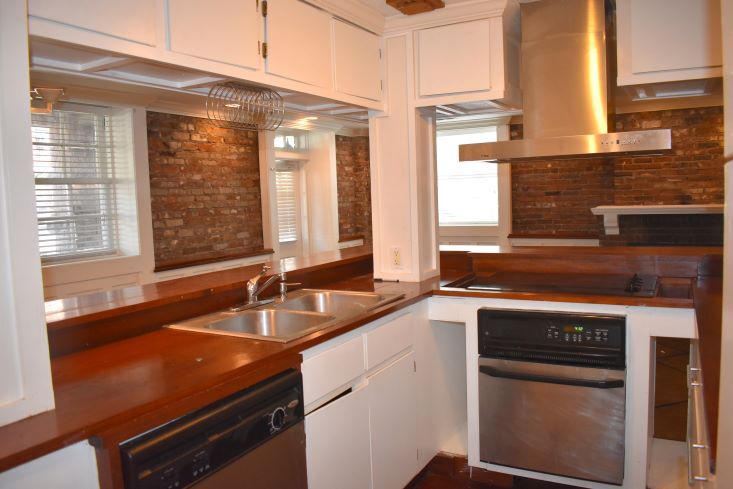 Fully equipped kitchen - 101 W Oglethorpe Ave