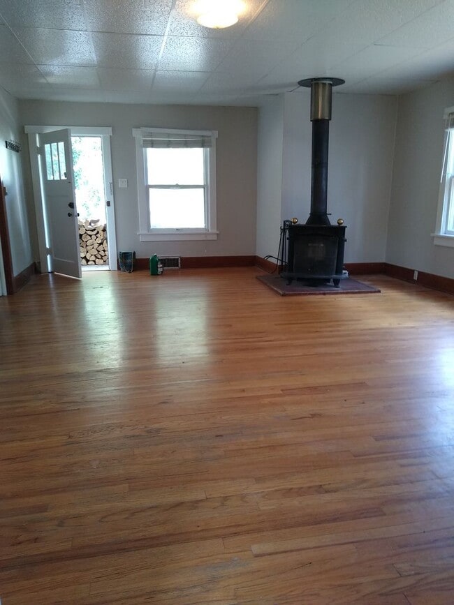 Building Photo - DU Charming 1920's Bungalow 2 Beds 1 Bath  Available Now