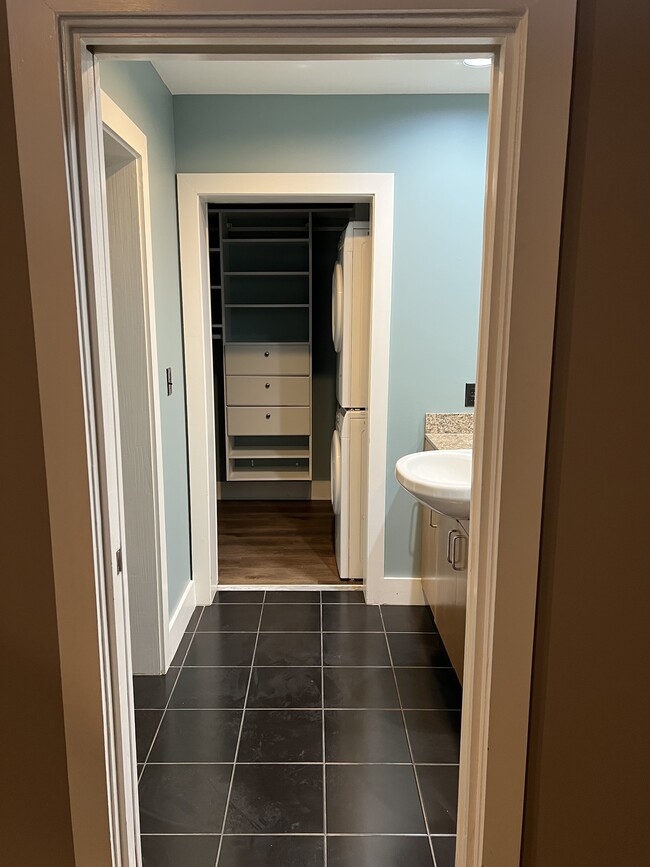 Bathroom / walk-in closet entrance - 505 6th E St