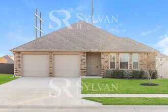 Building Photo - Fall in love with this beautifully maintained 4BR 2BA brick home