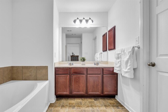 Building Photo - 16718 Warbler Dr