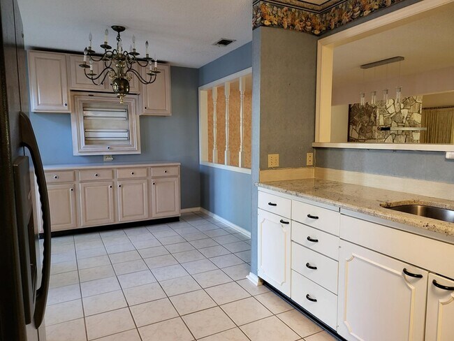 Building Photo - 547 Fairway Dr