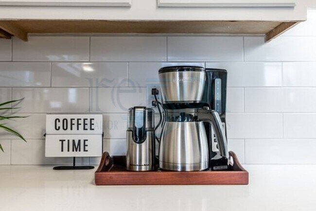 Building Photo - Attn: Pilots! 3BR 2BA Crashpad!