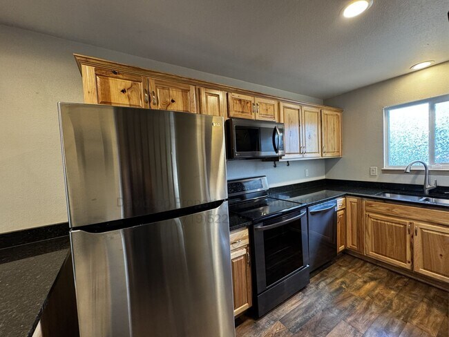 Building Photo - Cozy Updated 2 Bedroom Townhouse Near UCCS